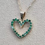 Dije silueta corazón esmeraldas